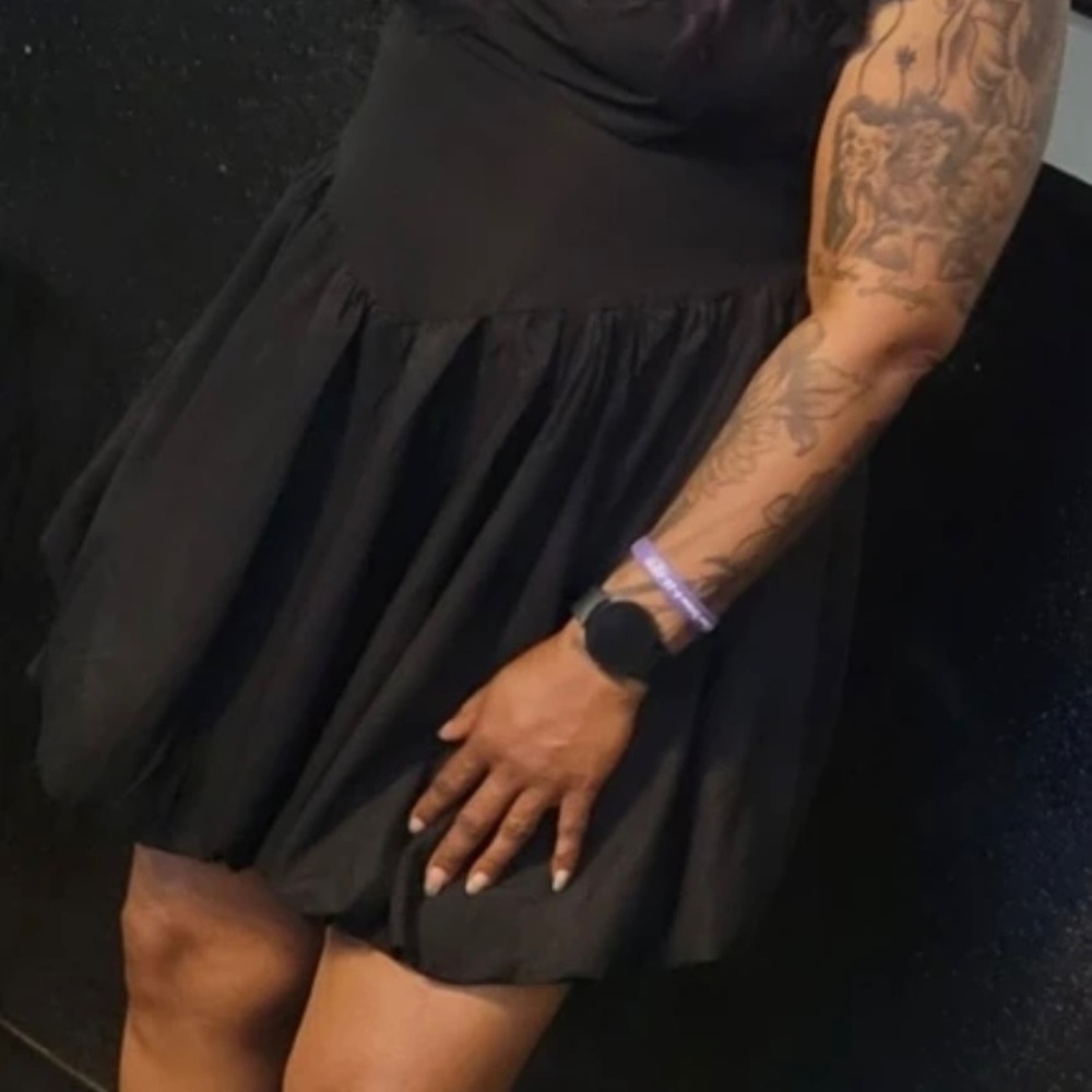 Elegant Black Ruffled Dress - Picture 4 of 4